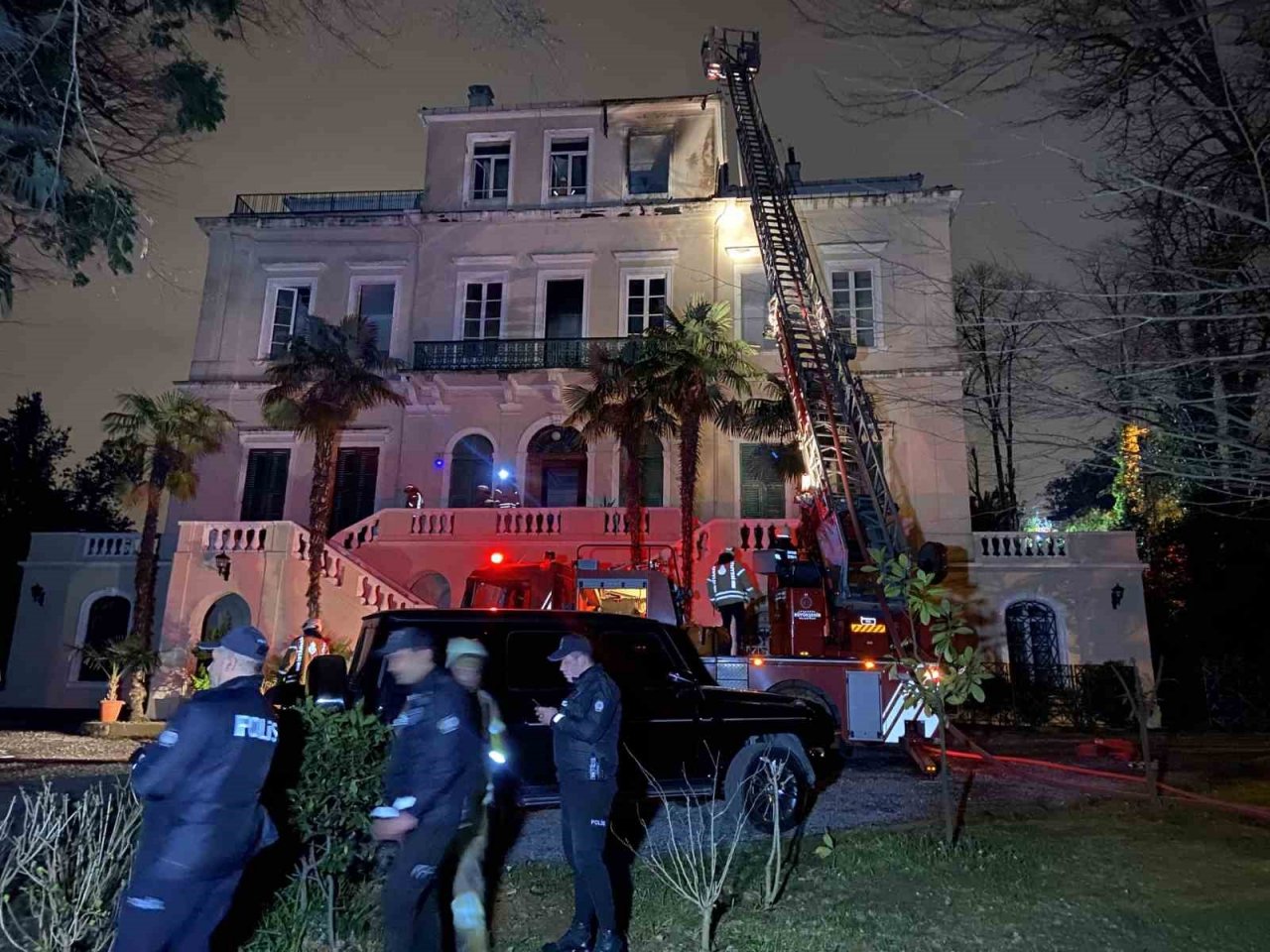 Sarıyer’de 3 katlı köşkte yangın