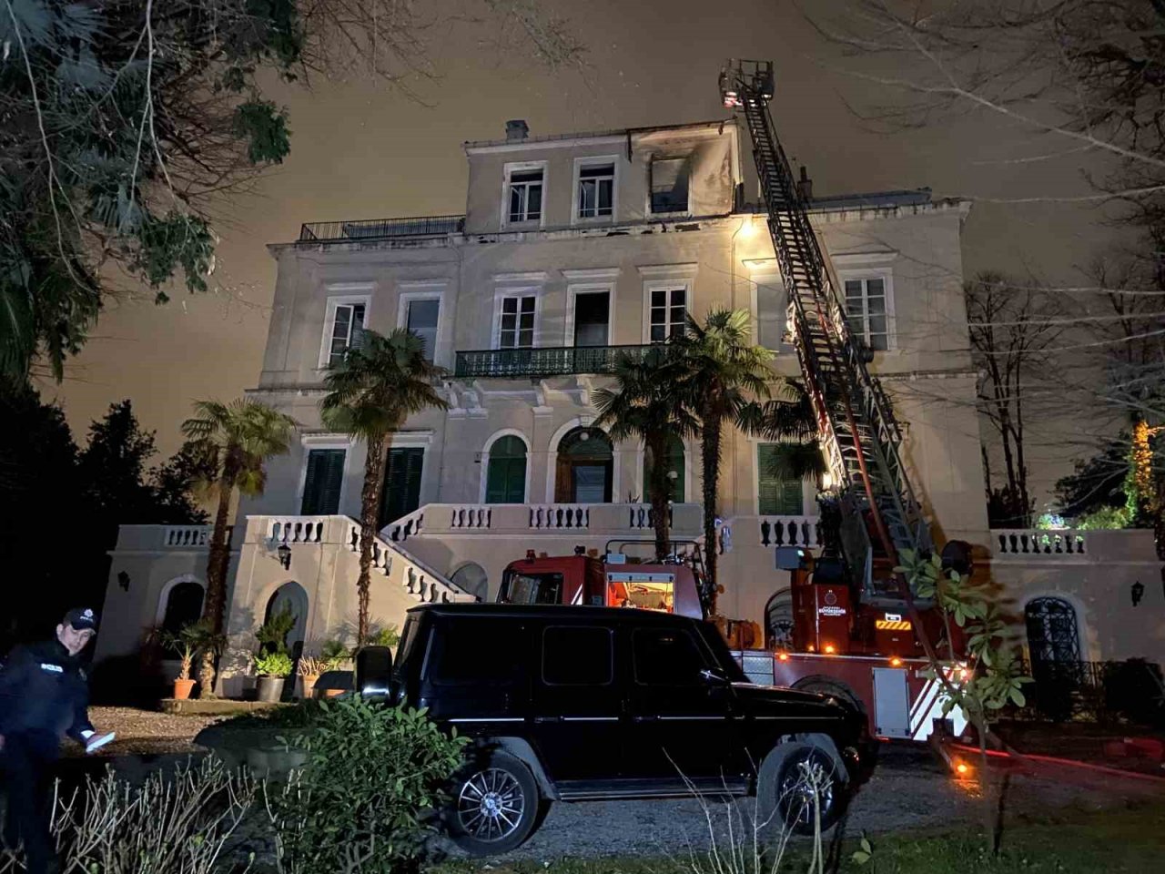 Sarıyer’de 3 katlı köşkte yangın