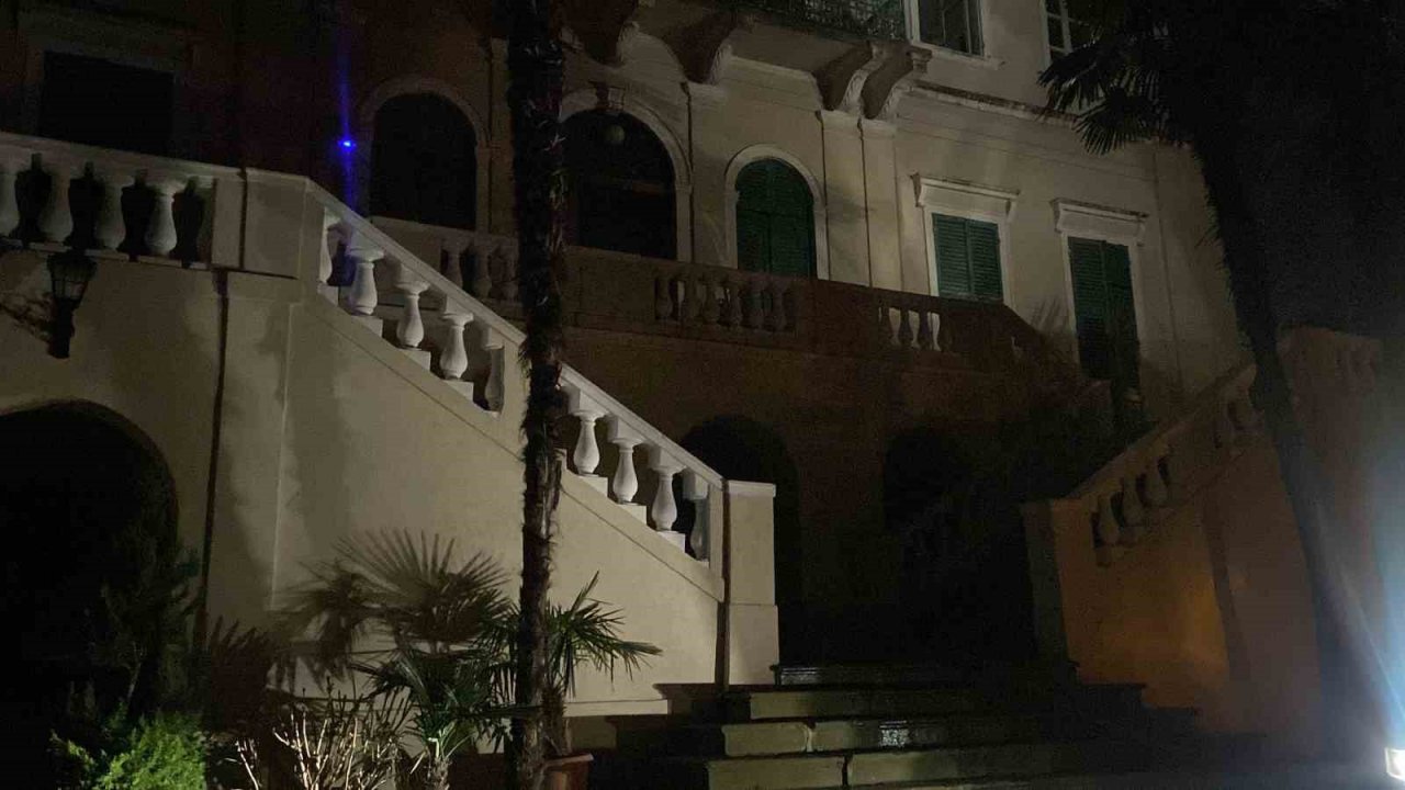 Sarıyer’de 3 katlı köşkte yangın