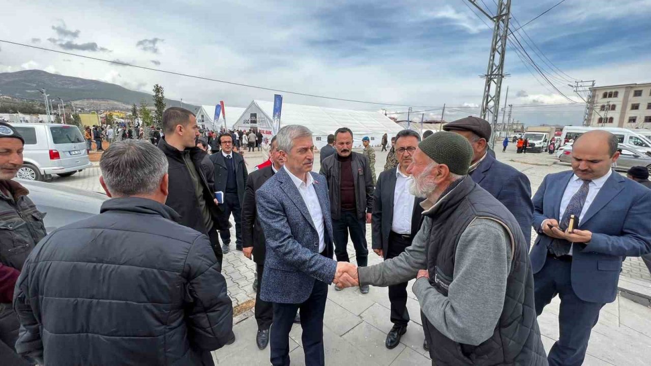 Tahmazoğlu depremzedelerin yanında