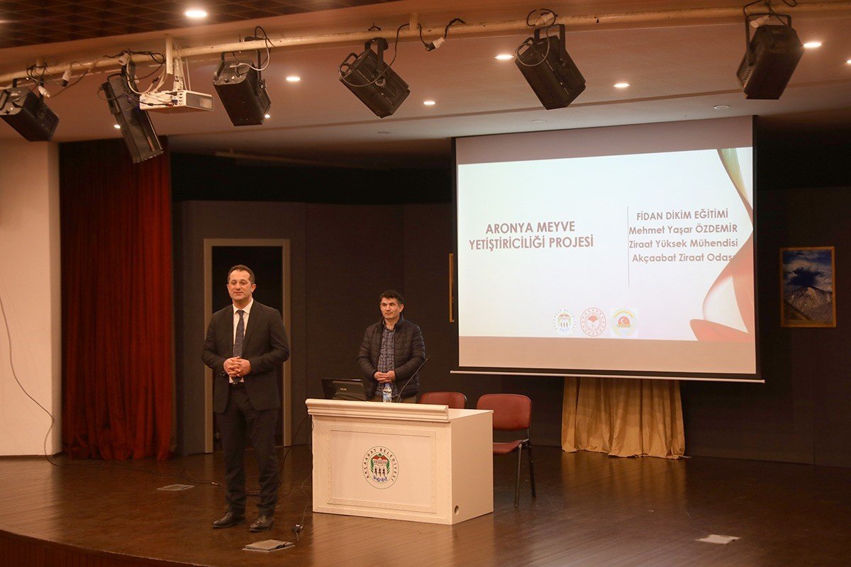 Çiftçilere Aronya yetiştirme semineri verildi