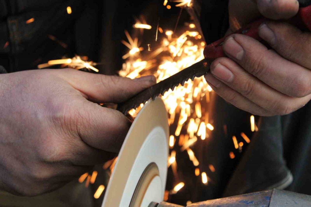 Zeytinde budama hazırlıkları başladı, testere bilemeye talep arttı