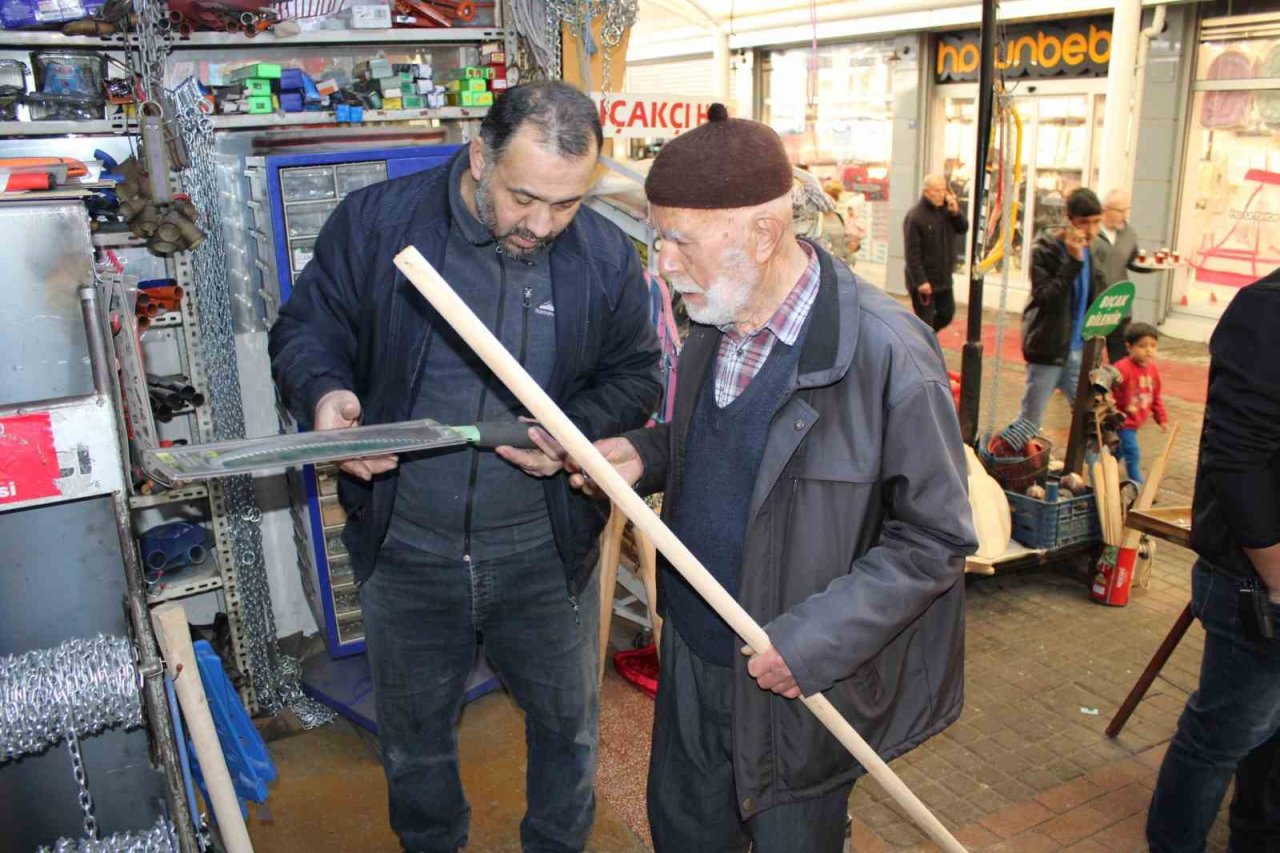 Zeytinde budama hazırlıkları başladı, testere bilemeye talep arttı