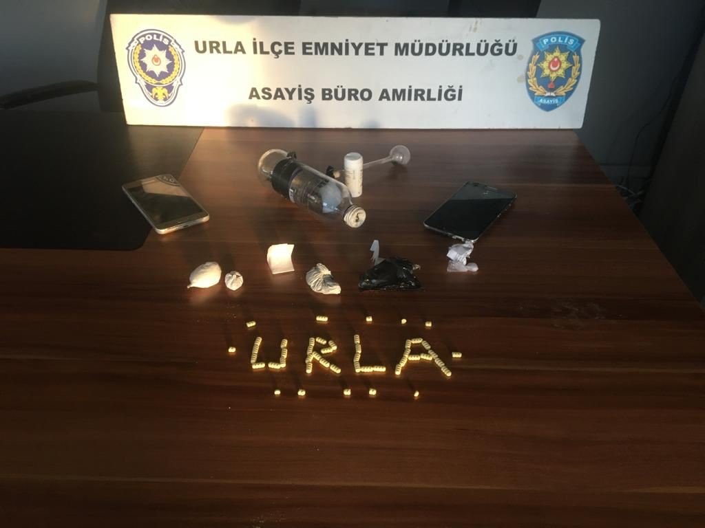 Urla’da uyuşturucu sattığı tespit edilen iki kişiye suçüstü
