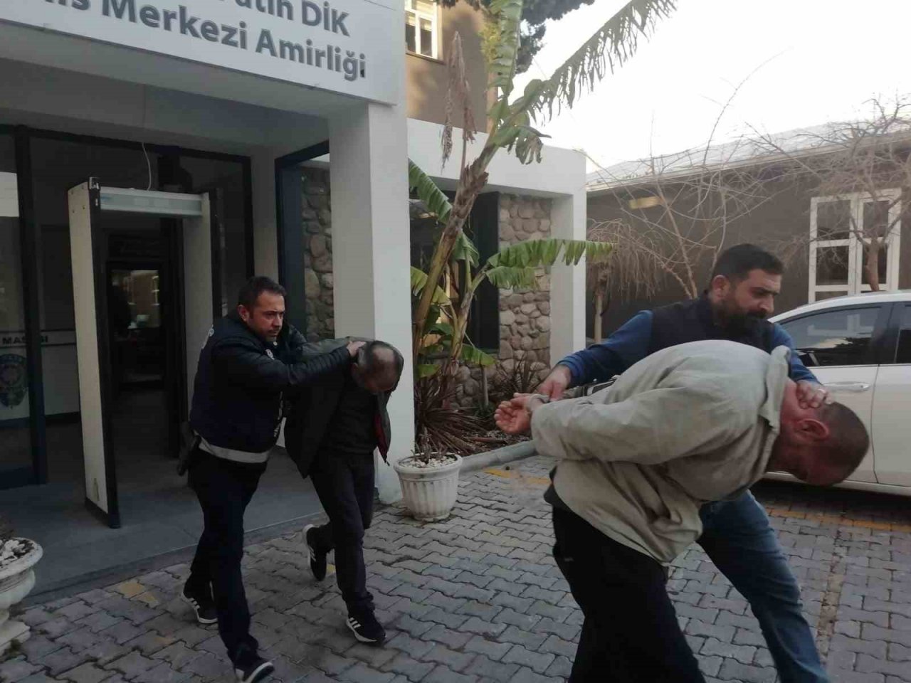 Urla’da uyuşturucu sattığı tespit edilen iki kişiye suçüstü