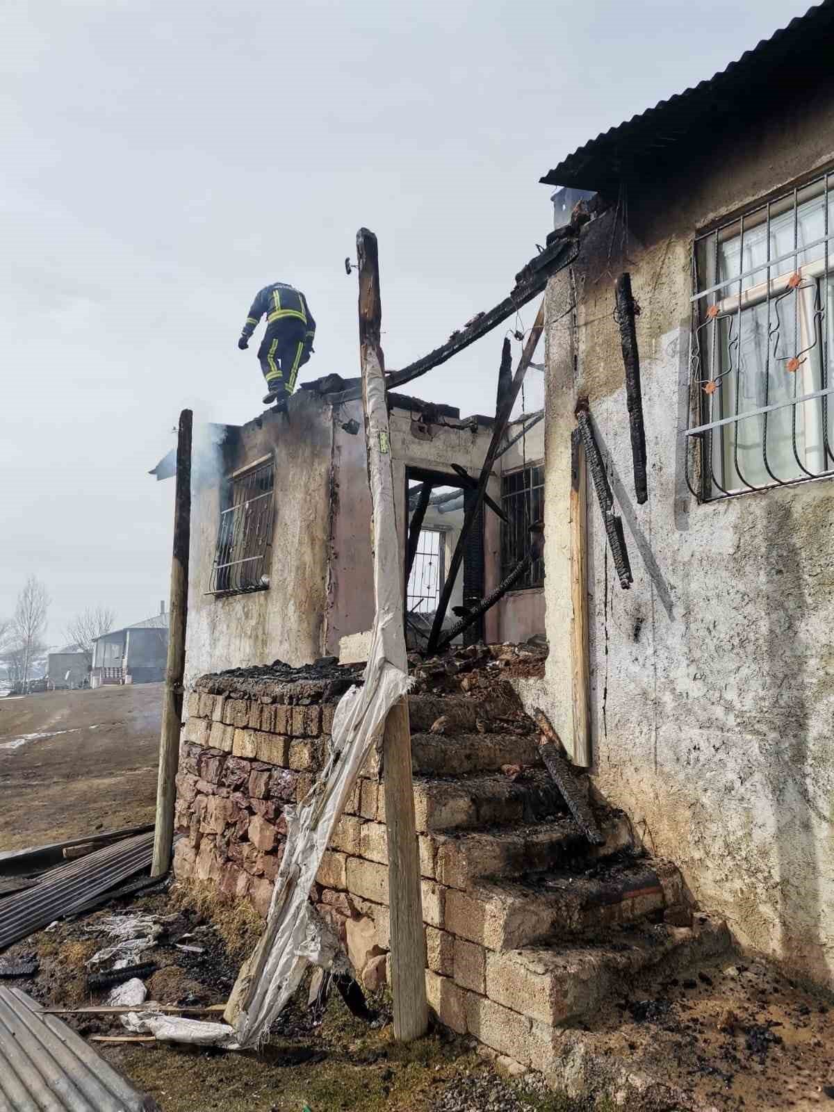 Erciş’te ev yangını