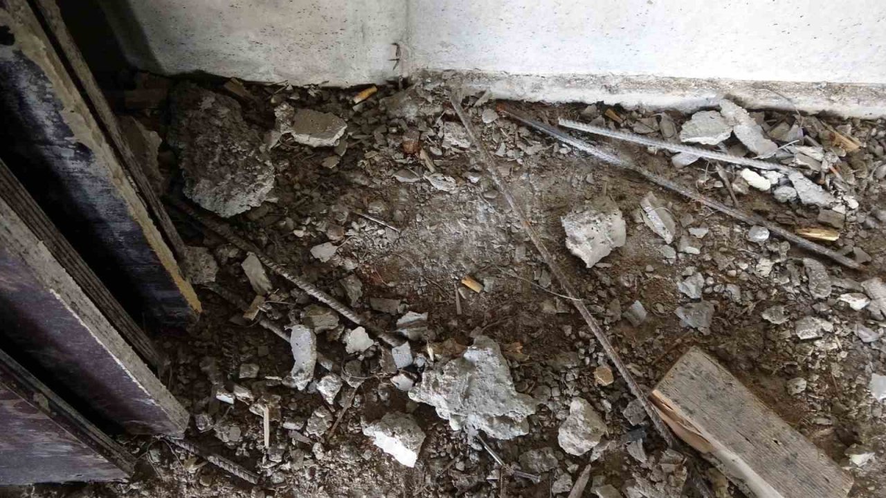 Bu kadarına da pes, binanın kirişlerini toprakla doldurdular