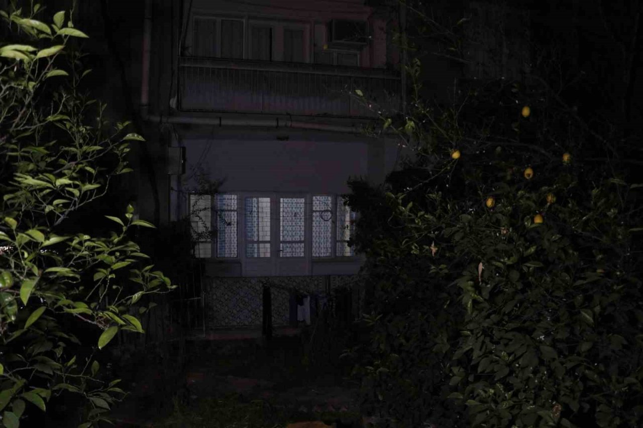 Evinde yattığı sırada ağzından tabanca ile vuruldu