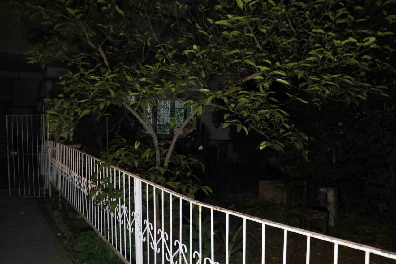 Evinde yattığı sırada ağzından tabanca ile vuruldu