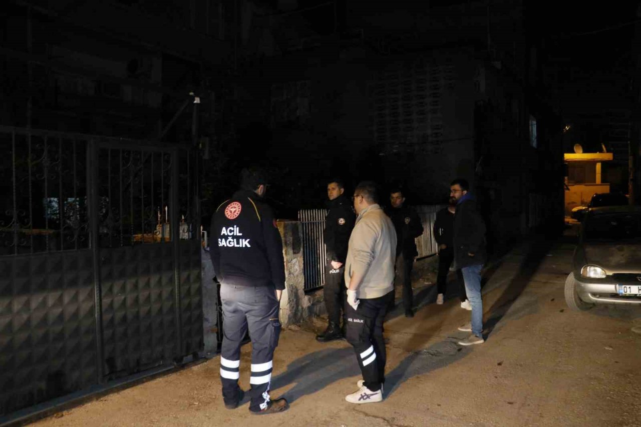 Evinde yattığı sırada ağzından tabanca ile vuruldu