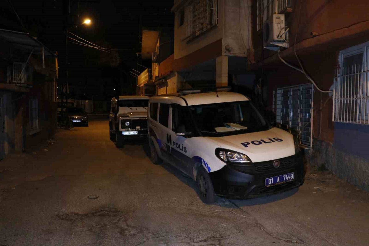 Evinde yattığı sırada ağzından tabanca ile vuruldu