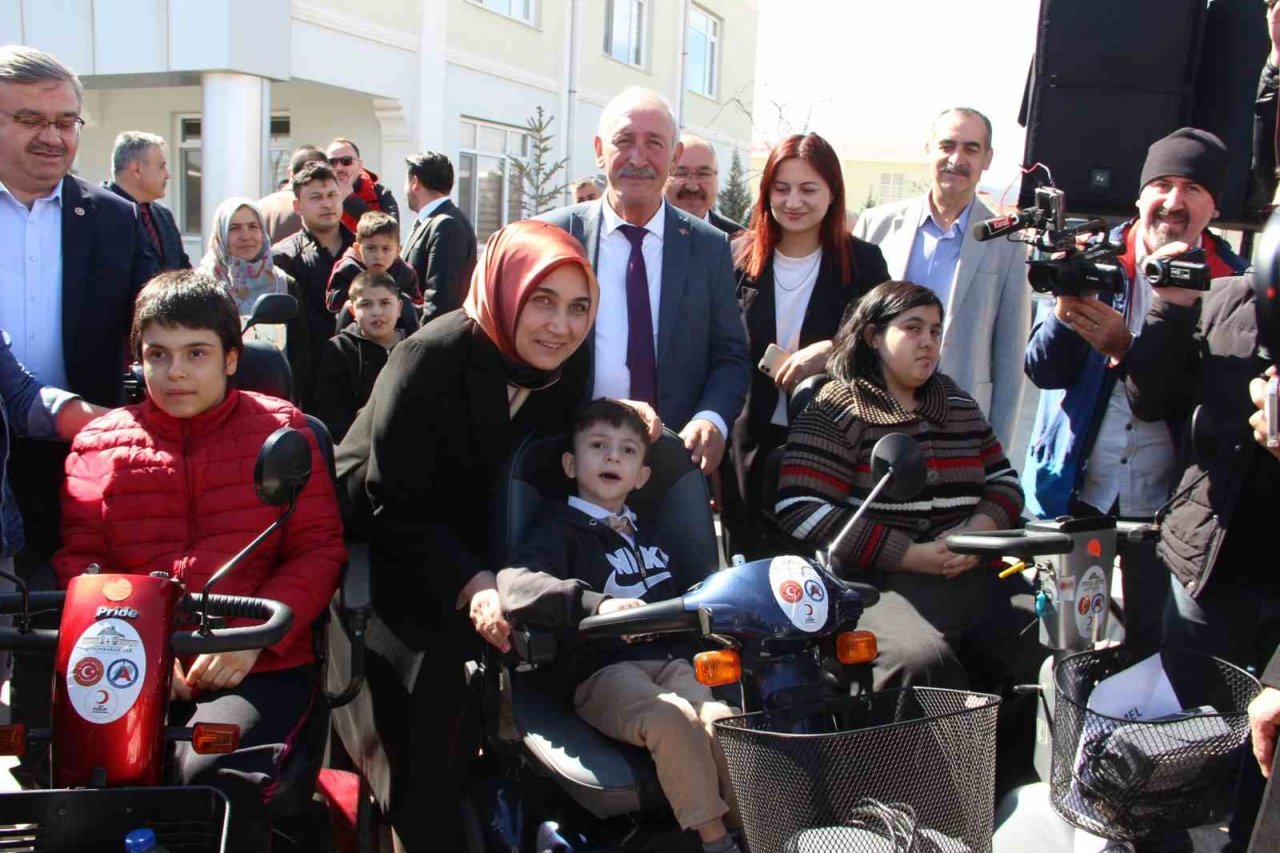 Afyonkarahisar’da 85 engellinin artık akülü aracı var