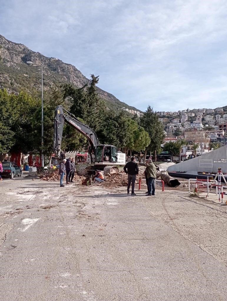 Kaş yat limanı kanalizasyon sorunu çözüldü