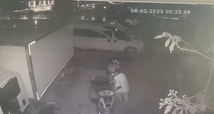 Elektrikli bisikleti elini kolunu sallaya sallaya çaldı