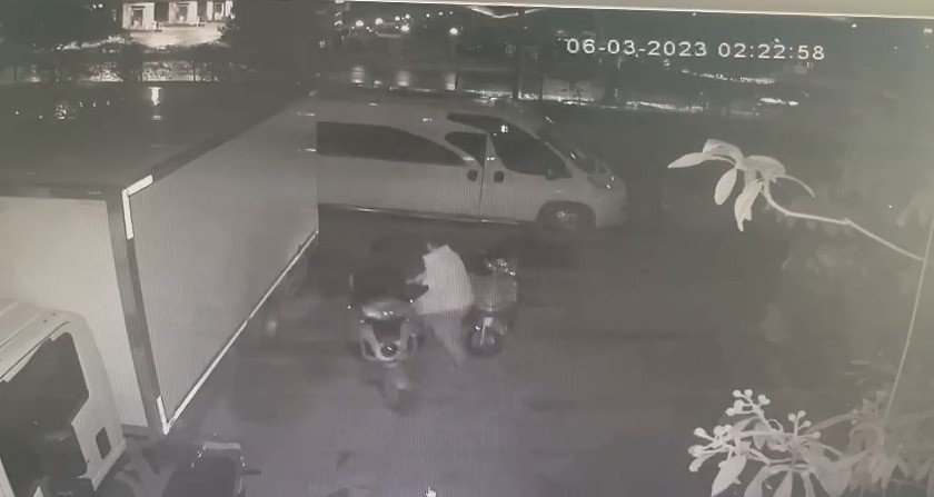 Elektrikli bisikleti elini kolunu sallaya sallaya çaldı