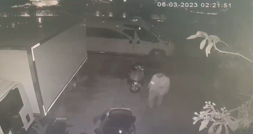 Elektrikli bisikleti elini kolunu sallaya sallaya çaldı