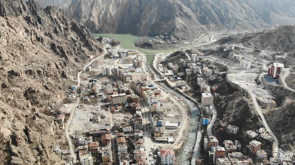 Sular altında kalacak olan ilçede yıkımlar devam ediyor