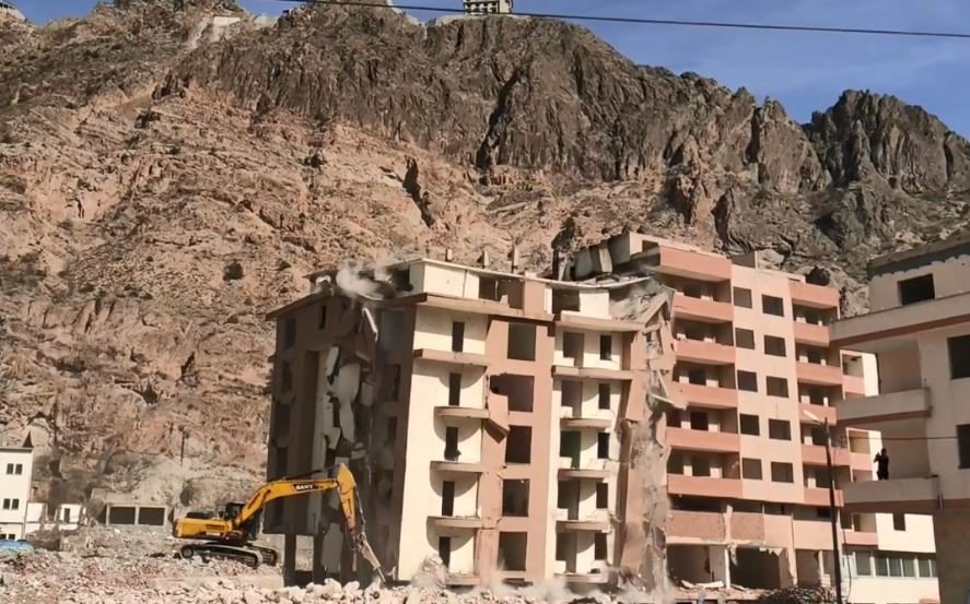 Sular altında kalacak olan ilçede yıkımlar devam ediyor