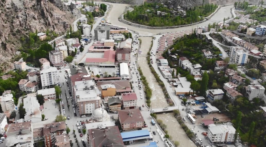 Sular altında kalacak olan ilçede yıkımlar devam ediyor