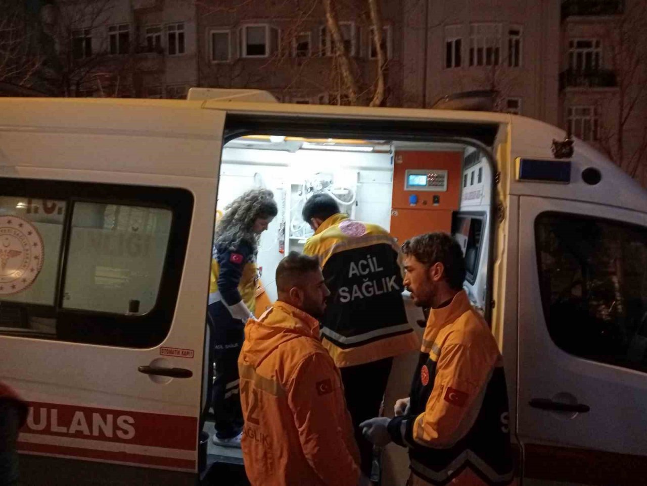 Beyoğlu’nda lüks otelde yangın: Çok sayıda çalışan dumandan etkilendi