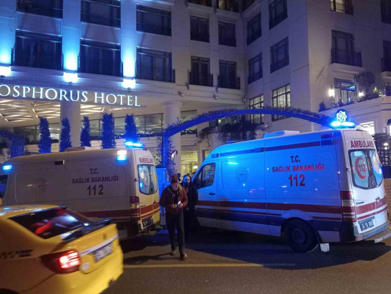 Beyoğlu’nda lüks otelde yangın: Çok sayıda çalışan dumandan etkilendi