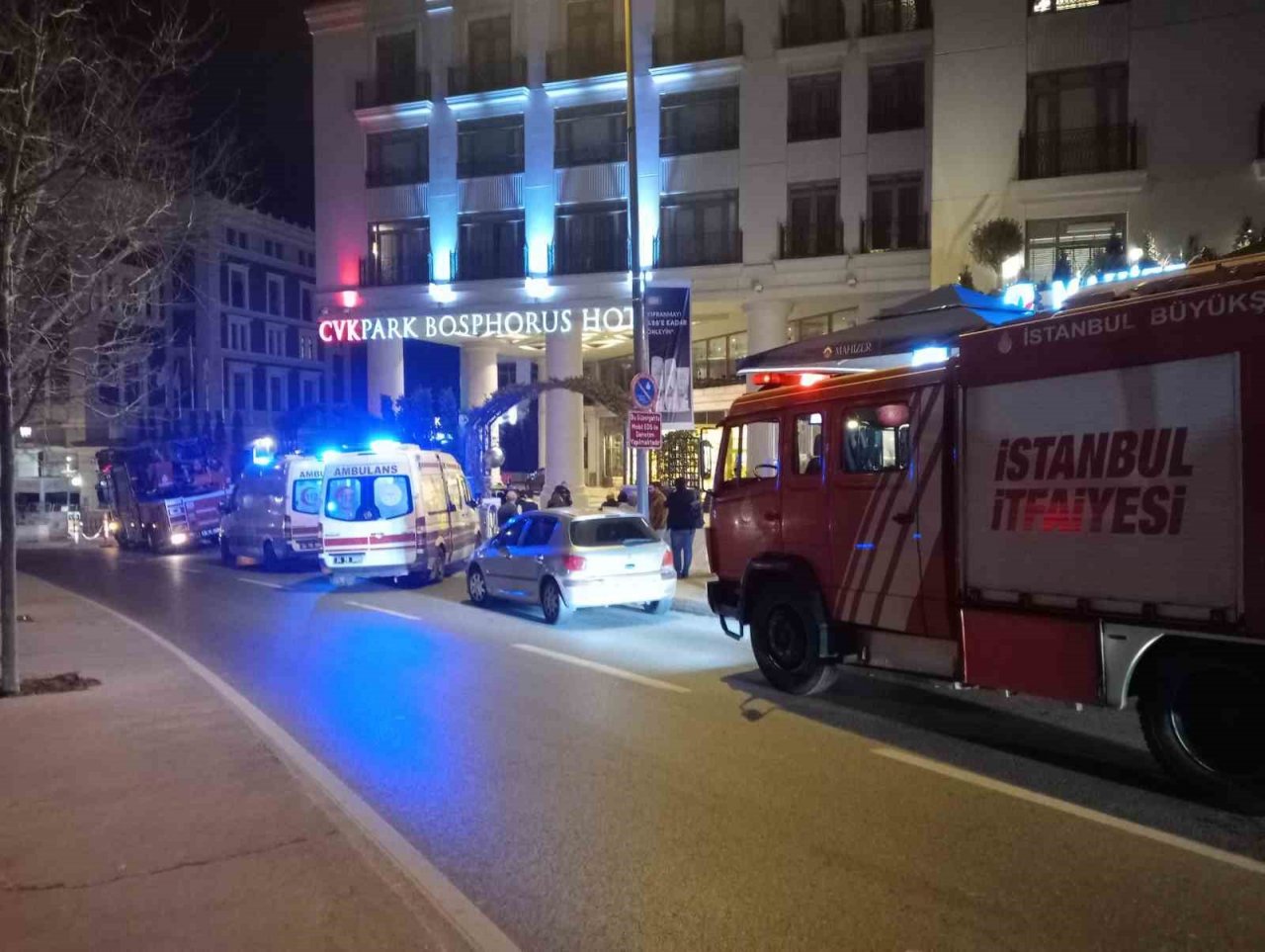 Beyoğlu’nda lüks otelde yangın: Çok sayıda çalışan dumandan etkilendi