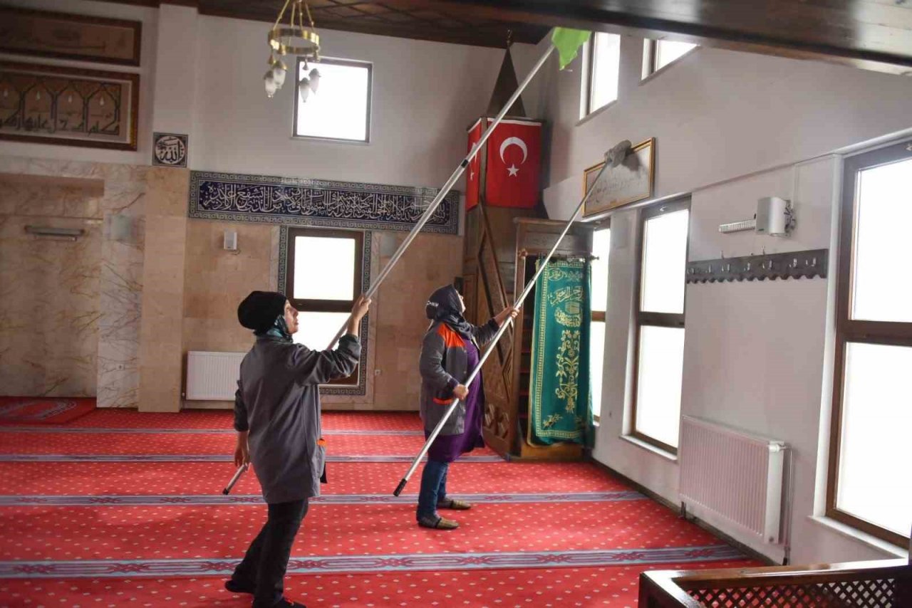 Bozüyük’te camilerde Ramazan temizliği