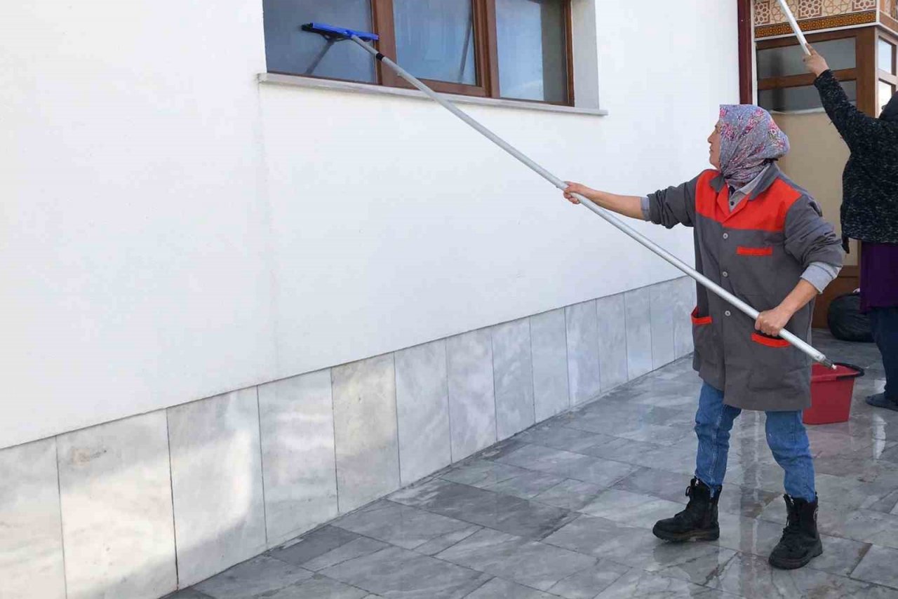 Bozüyük’te camilerde Ramazan temizliği