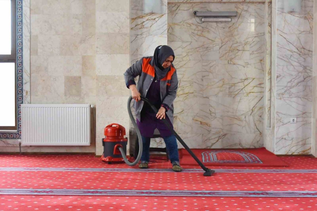 Bozüyük’te camilerde Ramazan temizliği