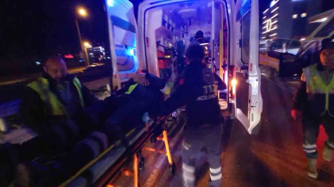 Bursa’da lüks otomobil, yolda temizlik yapan belediye aracına çarptı : 2 yaralı