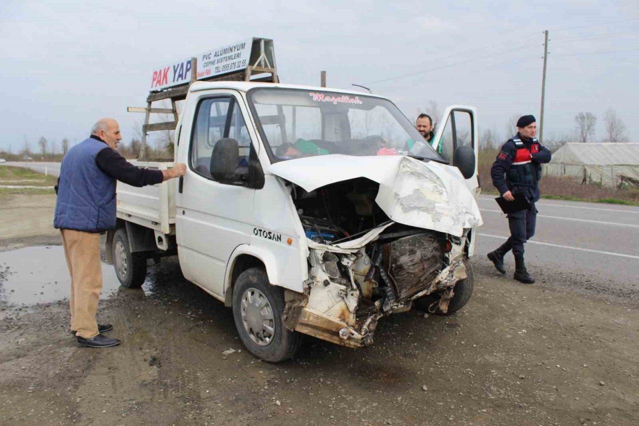 Samsun’da kamyonet ile otomobil çarpıştı: 3 yaralı