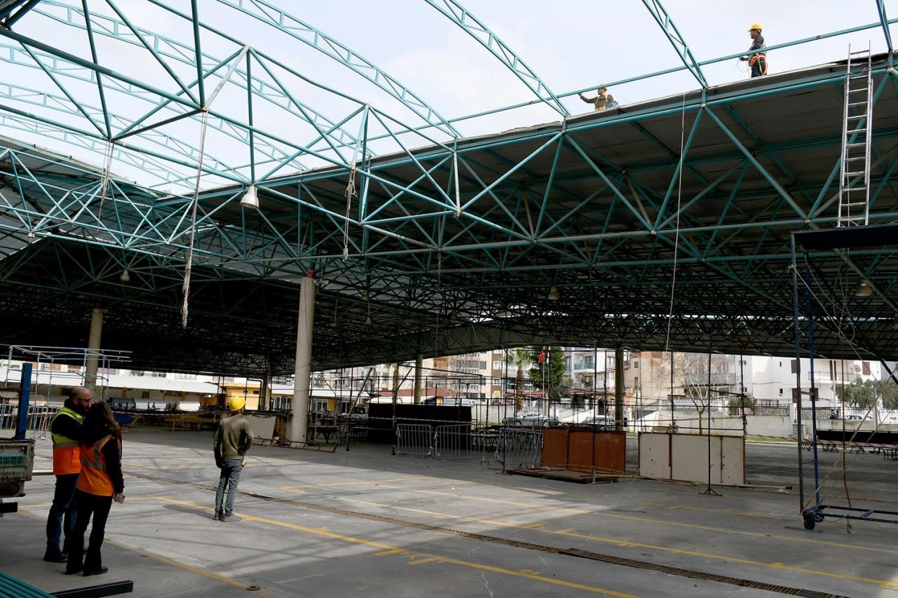 Davutlar Kapalı Pazar Yeri’nin çatısı yenileniyor