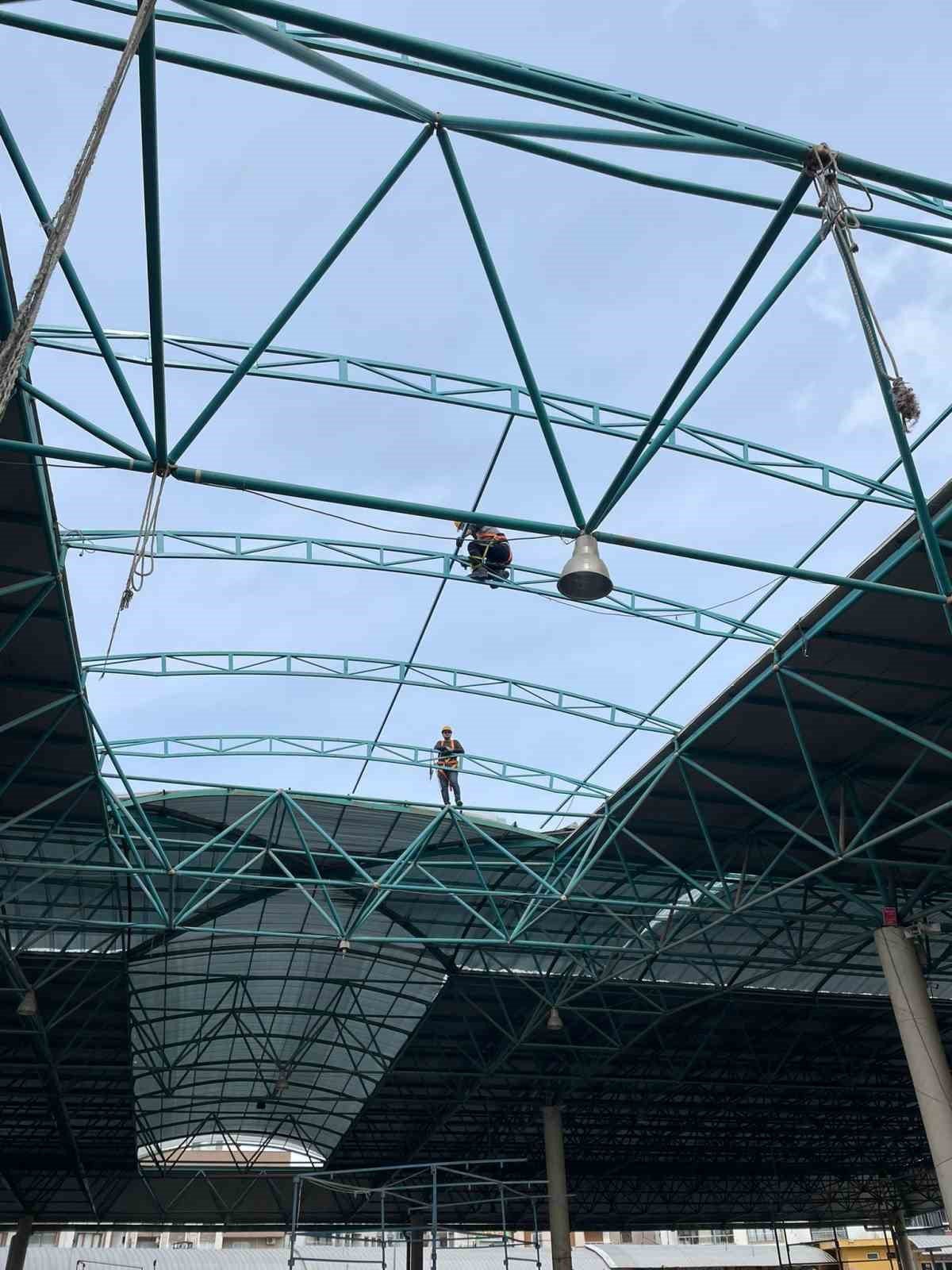 Davutlar Kapalı Pazar Yeri’nin çatısı yenileniyor