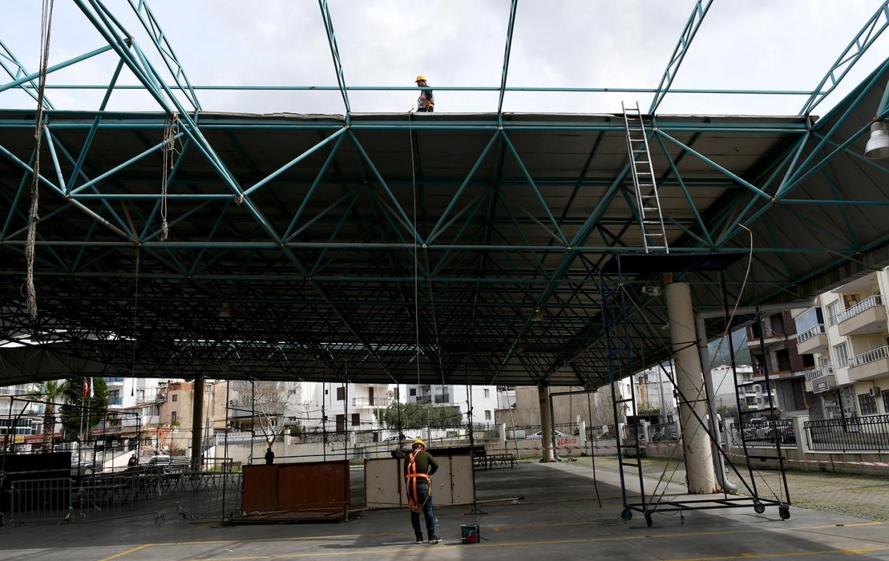 Davutlar Kapalı Pazar Yeri’nin çatısı yenileniyor