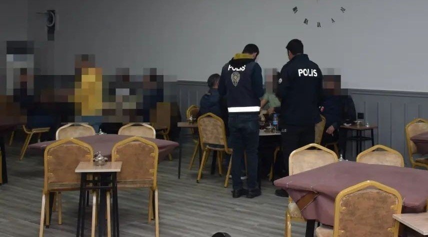 Kıraathanede kumar oynayan 12 kişiye 40 bin lira ceza kesildi
