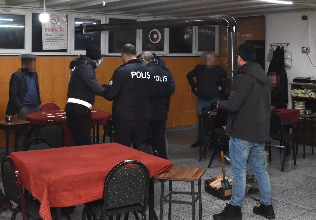 Kıraathanede kumar oynayan 12 kişiye 40 bin lira ceza kesildi