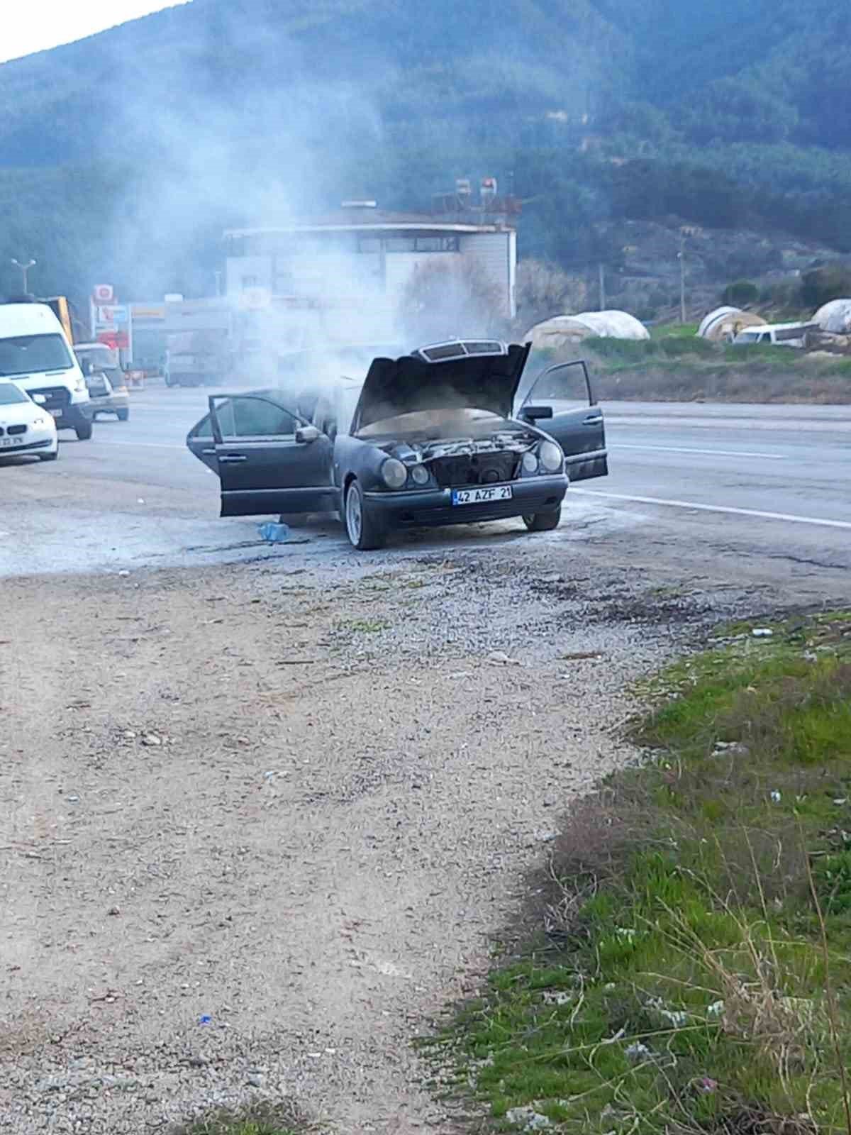 Seyir halindeyken yanan otomobil kullanılamaz hale geldi