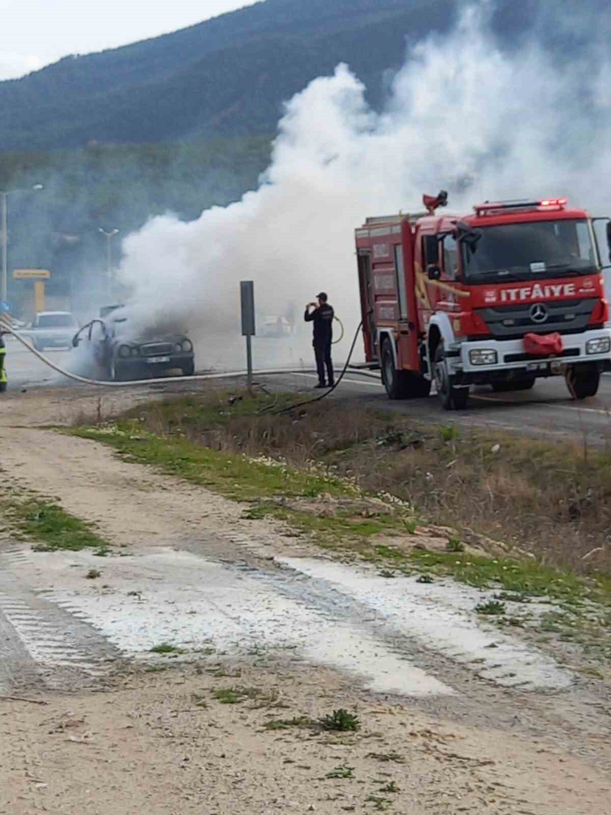 Seyir halindeyken yanan otomobil kullanılamaz hale geldi