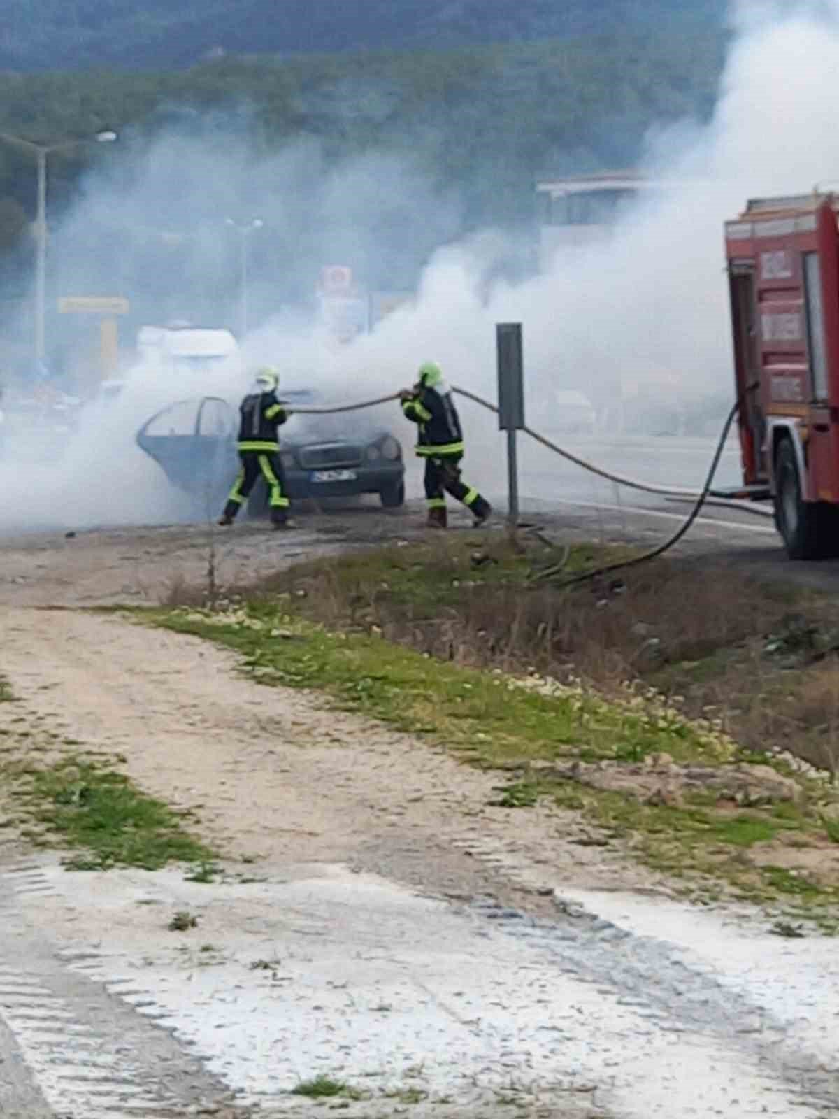 Seyir halindeyken yanan otomobil kullanılamaz hale geldi
