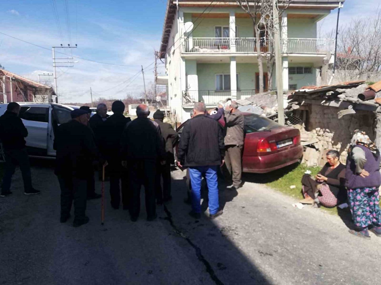 İki aracın kafa kafaya çarpıştığı kazada 2 kişi yaralandı