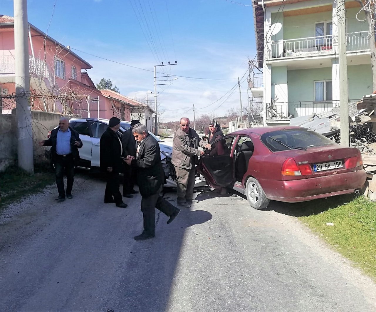 İki aracın kafa kafaya çarpıştığı kazada 2 kişi yaralandı