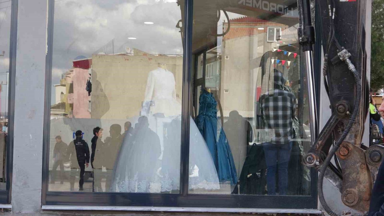 Yıkımı engellemek için kendilerini dükkana kilitlediler