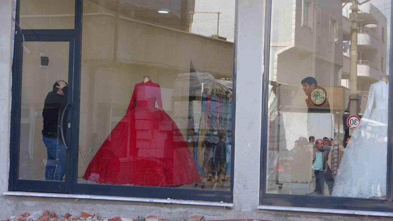 Yıkımı engellemek için kendilerini dükkana kilitlediler