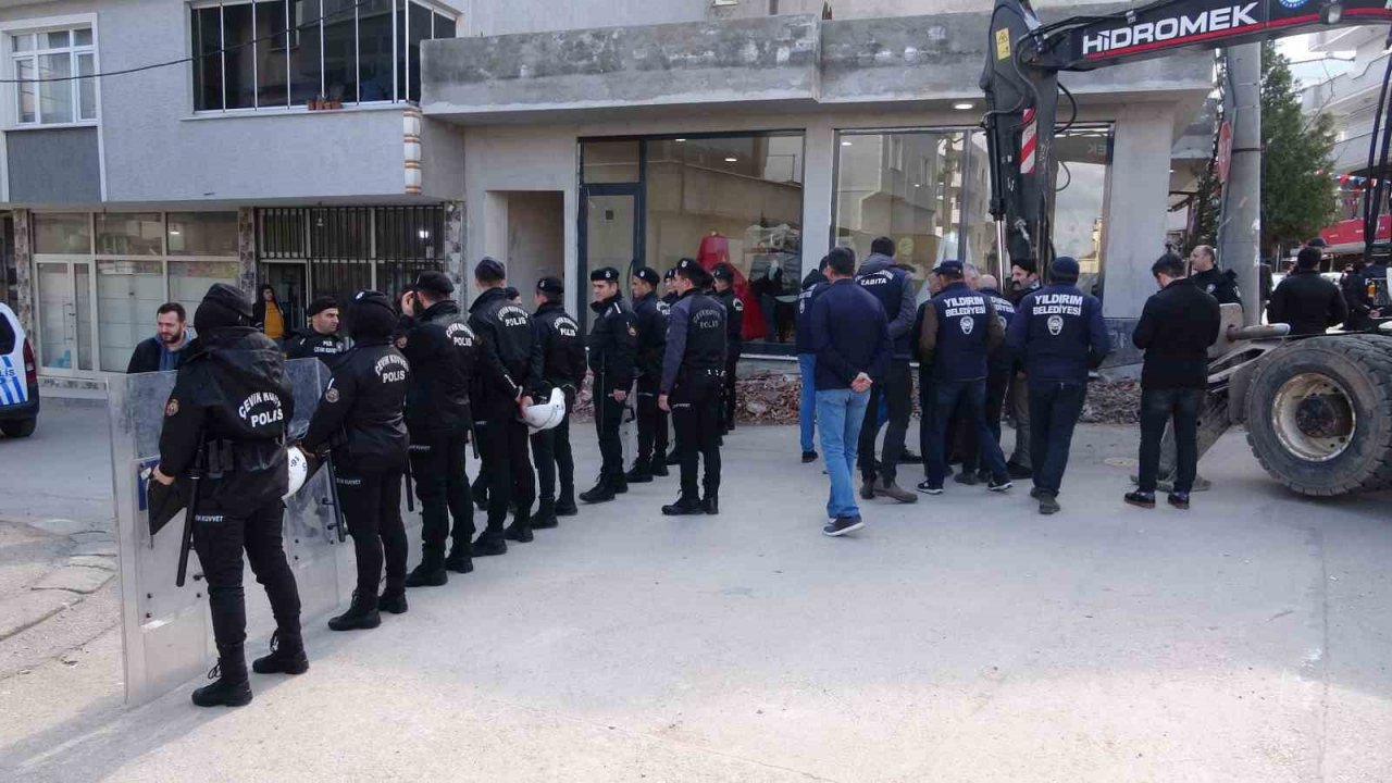 Yıkımı engellemek için kendilerini dükkana kilitlediler