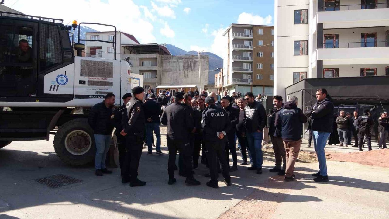 Yıkımı engellemek için kendilerini dükkana kilitlediler