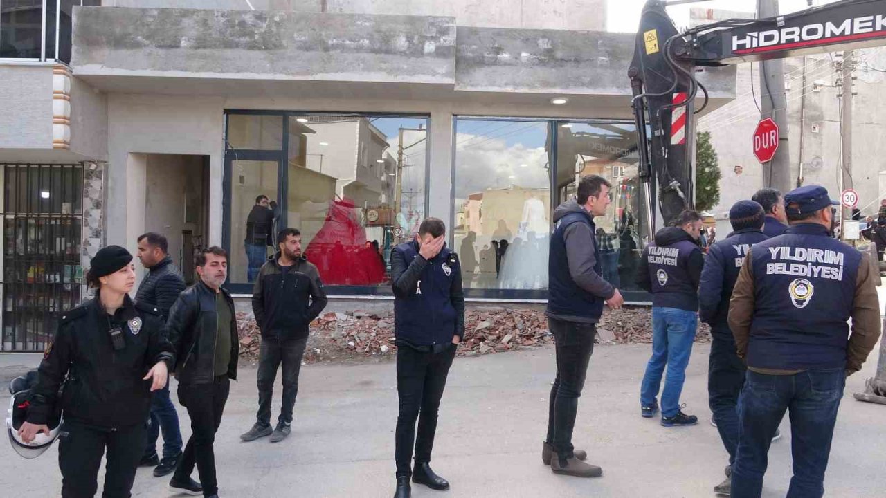 Yıkımı engellemek için kendilerini dükkana kilitlediler