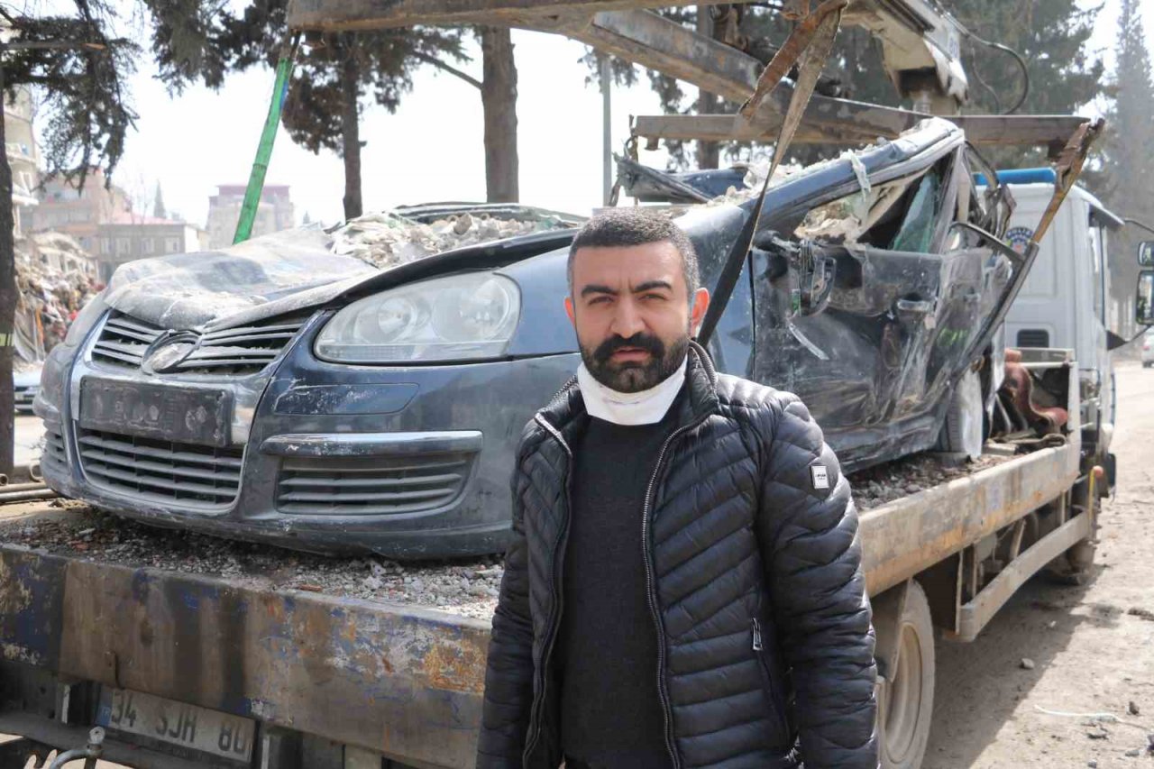 Enkazdan çıkardıkları otomobili elleriyle temizlediler