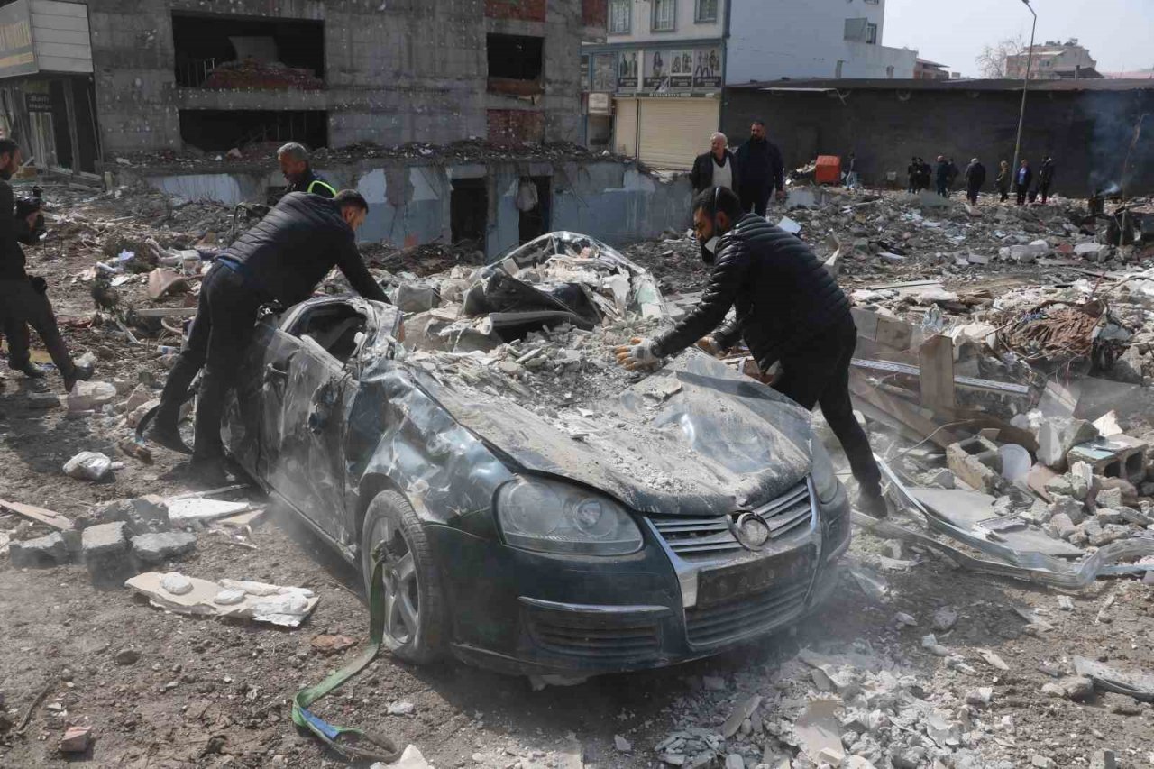 Enkazdan çıkardıkları otomobili elleriyle temizlediler