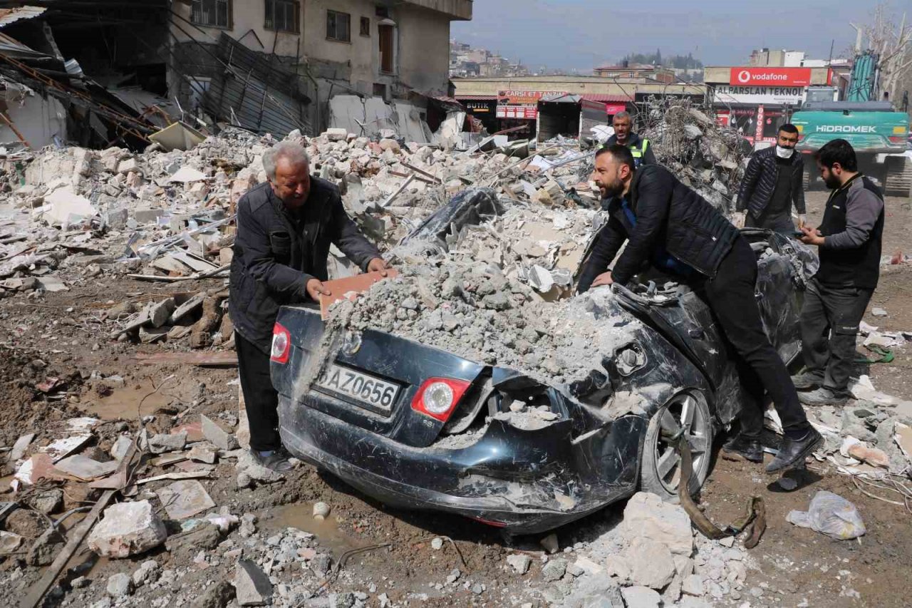 Enkazdan çıkardıkları otomobili elleriyle temizlediler