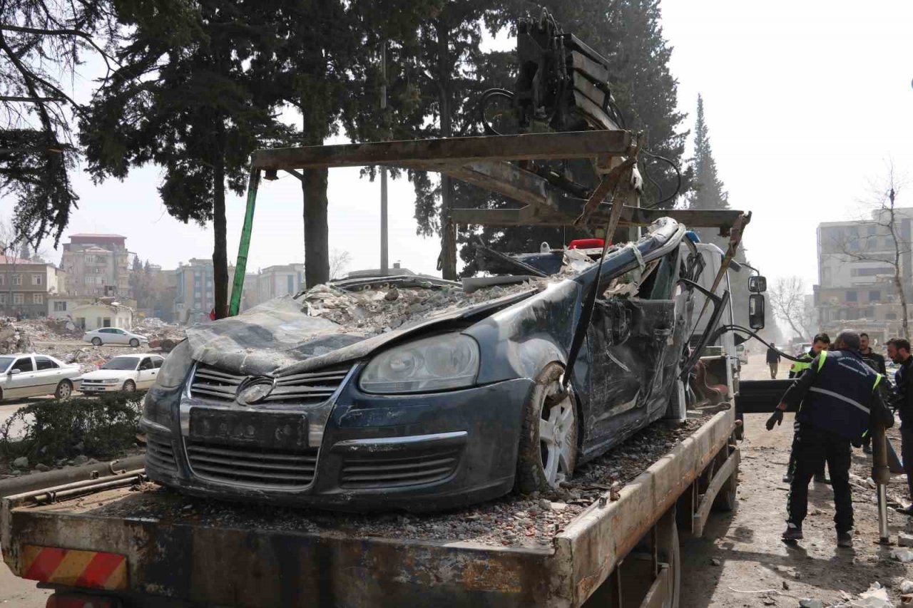 Enkazdan çıkardıkları otomobili elleriyle temizlediler